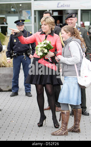 La Princesse Laurentien des Pays-Bas arrive à recevoir le premier exemplaire du livre de "Le Monde de Sesame Street" à La Haye, aux Pays-Bas, le 25 février 2010. La princesse a rédigé le texte du livre. Cette édition de Sesame Street Books est le troisième d'une série de livres pour enfants avec un handicap. Photo : Patrick van Katwijk Banque D'Images