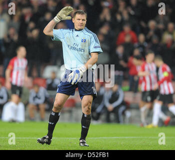 Le gardien de Hambourg, Frank Rost est en colère au sujet de la note de 0 à 2 au cours de la dernière Ligue Europa 32 deuxième match de jambe contre le PSV Eindhoven Hambourg SV au stade Philipps à Eindhoven, Pays-Bas, 25 février 2010. Eindhoven a battu Hambourg 3-2, cependant, Hambourg se rend sur la tour de la dernière 16 buts à l'extérieur sur. Photo : Achim Scheidemann Banque D'Images