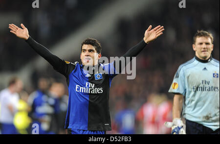 Hambourg, Tomas Rincon (L) et le gardien Frank Rost célébrer après la dernière Ligue Europa 32 deuxième match de jambe contre le PSV Eindhoven Hambourg SV au stade Philipps à Eindhoven, Pays-Bas, 25 février 2010. Eindhoven a battu Hambourg 3-2, cependant, Hambourg se rend sur la tour de la dernière 16 buts à l'extérieur sur. Photo : Achim Scheidemann Banque D'Images