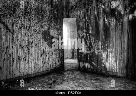 Chambre sanglante dans l'hôpital psychiatrique abandonné Banque D'Images