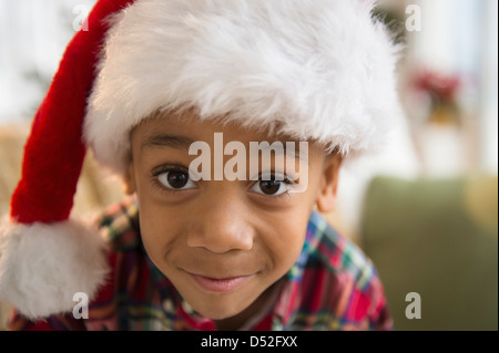 African American boy wearing Santa hat Banque D'Images