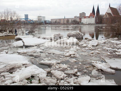 La marée haute de la rivière Oder, représenté à la Frankfurt Oder, Allemagne, 28 février 2010. Le niveau d'eau a augmenté à 4,70 mètres. Photo : Patrick Pleul Banque D'Images