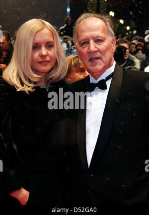 Le président du jury et le réalisateur allemand Werner Herzog (R) et son épouse Lena (L) Arrivée à l'ouverture du 60e festival international du film de la Berlinale Berlinale Palast à Berlin, en Allemagne, le 11 février 2010. Photo : Hubert Boesl Banque D'Images