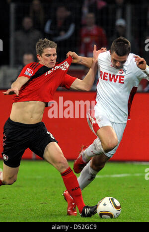 Leverkusen est Lars Bender (L) se bat pour la balle avec Cologne, Lukas Podolski au cours de la Bundesliga Bayer 04 Leverkusen match vs 1. FC Cologne au stade BayArena à Leverkusen, Allemagne, 27 février 2010. Le match se termine par un match nul. Photo : Federico Gambarini Banque D'Images