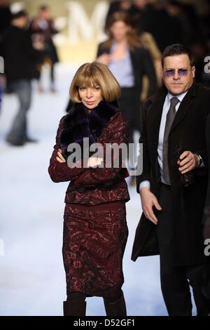 US rédacteur en chef du magazine "Vogue", Anna Wintour, assiste à la Max Mara women's collection automne hiver 2010-2011 fashion show au cours de la Semaine de la mode pour femmes de Milan à Milan, Italie, 27 février 2010. La Semaine de la mode féminine soit jusqu'au 01 mars 2010. Photo : Hendrik Ballhausen Banque D'Images