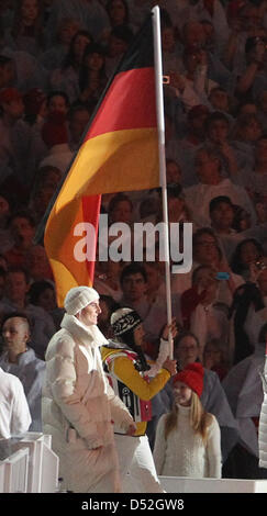 Magdalena Neuner porte-drapeau de l'Allemagne arrive pendant la cérémonie de clôture des Jeux Olympiques d'hiver de Vancouver 2010 au BC Place Stadium à Vancouver, Canada, 28 février 2010. Photo : Daniel Karmann dpa  + + +(c) afp - Bildfunk + + + Banque D'Images