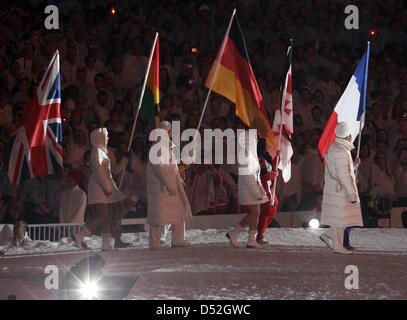 Le porte-drapeau du Magdalena Neuner (C) de l'Allemagne arrive pendant la cérémonie de clôture des Jeux Olympiques d'hiver de Vancouver 2010 au BC Place Stadium à Vancouver, Canada, 28 février 2010. Photo : Daniel Karmann dpa  + + +(c) afp - Bildfunk + + + Banque D'Images