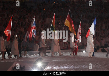 Le porte-drapeau du Magdalena Neuner (C) de l'Allemagne arrive pendant la cérémonie de clôture des Jeux Olympiques d'hiver de Vancouver 2010 au BC Place Stadium à Vancouver, Canada, 28 février 2010. Photo : Daniel Karmann dpa  + + +(c) afp - Bildfunk + + + Banque D'Images