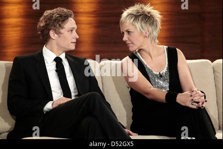 L'acteur allemand Matthias Schweighoefer (L) et de l'hôte de la télévision allemande Inka Bause (R) chat pendant l'émission en direct de German TV show 'Pari, que.. ?" à Erfurt, Allemagne, 27 février 2010. Photo : Michael Reichel Banque D'Images