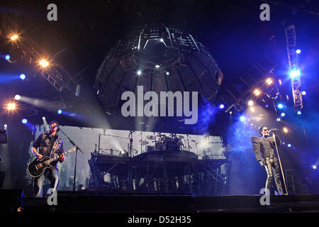 Die Band Tokio Hotel tritt am Sonntag (28.02.2010) in der Color-Line-Arena auf, im Vordergrund die beiden Musiker Tom Kaulitz (l) und Bill Kaulitz . Es ist das zweite von insgesamt zwei Konzerten, die die Band im Rahmen ihrer Europa-Tournee in Deutschland gibt. Foto : marques dpa/lno Bodo Banque D'Images