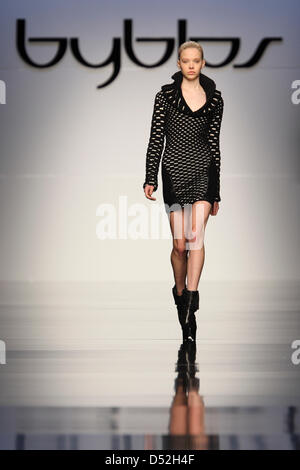 Un modèle porte une création dans le cadre de Byblos la mode féminine automne hiver 2010-2011 collection présentée lors de la Semaine de la mode pour femmes de Milan à Milan, Italie, 28 février 2010. La mode féminine automne hiver soit jusqu'au 01 mars 2010. Photo : Hendrik Ballhausen Banque D'Images