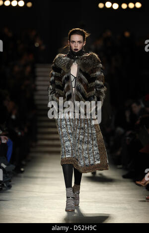 Un modèle porte une création dans le cadre de la mode pour femmes Missoni automne hiver 2010-2011 collection présentée lors de la Semaine de la mode pour femmes de Milan à Milan, Italie, 28 février 2010. La mode féminine automne hiver soit jusqu'au 01 mars 2010. Photo : Hendrik Ballhausen Banque D'Images