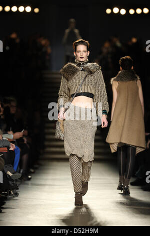 Un modèle porte une création dans le cadre de la mode pour femmes Missoni automne hiver 2010-2011 collection présentée lors de la Semaine de la mode pour femmes de Milan à Milan, Italie, 28 février 2010. La mode féminine automne hiver soit jusqu'au 01 mars 2010. Photo : Hendrik Ballhausen Banque D'Images