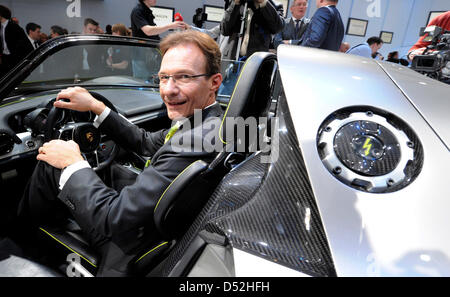 Michael Macht, PDG de Porsche AG, pose dans la nouvelle Porsche Spyder 918 avant la première journée de la presse au Salon de Genève à Genève, Suisse, 01 mars 2010. Le 80e salon international de Genève veut donner de nouvelles impulsions à l'industrie automobile en difficulté jusqu'au 14 mars 2010. Quelque 700.000 visiteurs sont attendus au salon de l'automobile. Photo : Uli Deck Banque D'Images