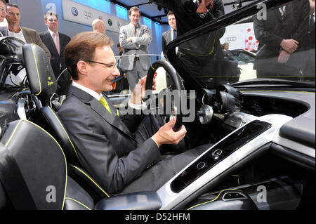 Michael Macht, PDG de Porsche AG, pose dans la nouvelle Porsche Spyder 918 avant la première journée de la presse au Salon de Genève à Genève, Suisse, 01 mars 2010. Le 80e salon international de Genève veut donner de nouvelles impulsions à l'industrie automobile en difficulté jusqu'au 14 mars 2010. Quelque 700.000 visiteurs sont attendus au salon de l'automobile. Photo : Uli Deck Banque D'Images