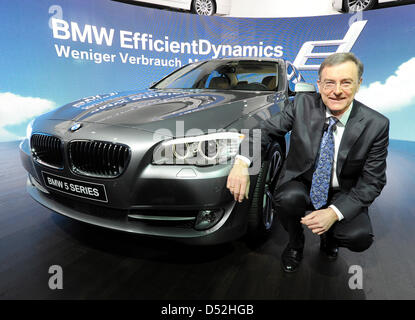 Norbert Reithofer, PDG de BMW AG, présente la nouvelle BMW Série 5 sur la première journée de la presse au Salon de Genève à Genève, Suisse, 02 mars 2010. Le 80e salon international de Genève veut donner de nouvelles impulsions à l'industrie automobile en difficulté jusqu'au 14 mars 2010. Quelque 700.000 visiteurs sont attendus au salon de l'automobile. Photo : ULI DECK Banque D'Images