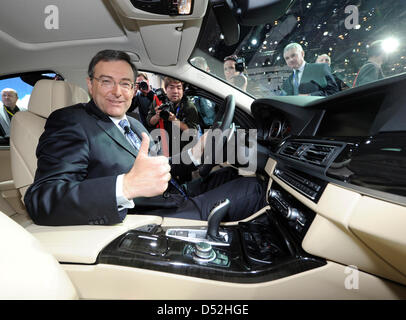 Norbert Reithofer, PDG de BMW AG, présente la nouvelle BMW Série 5 sur la première journée de la presse au Salon de Genève à Genève, Suisse, 02 mars 2010. Le 80e salon international de Genève veut donner de nouvelles impulsions à l'industrie automobile en difficulté jusqu'au 14 mars 2010. Quelque 700.000 visiteurs sont attendus au salon de l'automobile. Photo : ULI DECK Banque D'Images