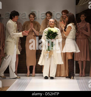 Designers italiens Laura Biagiotti et sa fille Lavinia Biagiotti reconnaître les applaudissements de l'auditoire après la présentation de leur collection lors de la Fashion Week de Milan Automne-hiver 2010-2011, à Milan, Italie, 01 mars 2010. La Milano Moda Donna soit jusqu'au 02 mars. Photo : Hendrik Ballhausen Banque D'Images