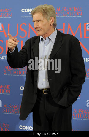 L'acteur américain Harrison Ford pose pendant une photo appel à son film "mesures extraordinaires" à Berlin, Allemagne, 02 mars 2010. Le film est dans les salles allemandes à partir du 11 mars. Photo : SOEREN STACHE Banque D'Images