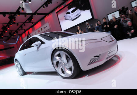 Volkswagen présente le nouveau Concept Car Siège Genève sur la première journée de la presse au Salon de Genève à Genève, Suisse, 02 mars 2010. Le 80e salon international de Genève veut donner de nouvelles impulsions à l'industrie automobile en difficulté jusqu'au 14 mars 2010. Quelque 700.000 visiteurs sont attendus au salon de l'automobile. Photo : ULI DECK Banque D'Images