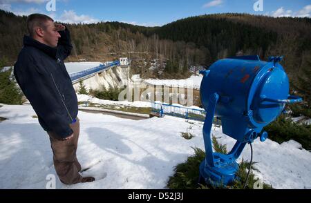 Jens-Uwe Liske regarde la chute du barrage près de Wippra Wippra, Allemagne, 02 mars 2010. Météo dégel fait Mas Residence Creek, une rivière torrentielle menace encore tendance niveau diminue. Photo : Peter Endig Banque D'Images
