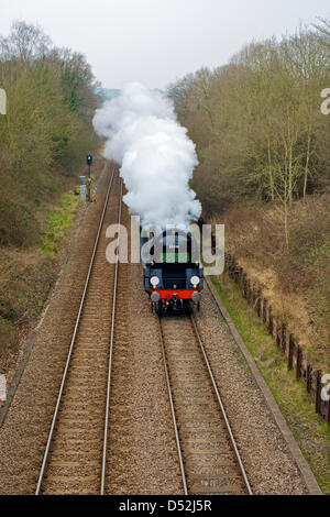 Reigate, Surrey, UK. 22 mars 2013. Le British Pullman Orient Express VS SR de la Locomotive à vapeur de la marine marchande en ligne Clan Class 4-6-2 No 35028 vitesse dans Redhill, dans le Surrey, 1504hrs Vendredi 22 mars 2013 sur la route de Londres Victoria. Photo de l'agent de Lindsay/Alamy Live News Banque D'Images