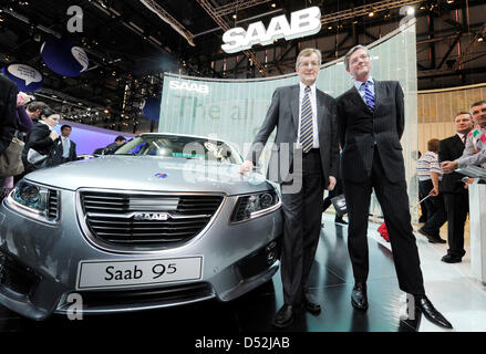 Saab PDG Jan-Ake Jonsson (L) et chef de la direction de Spyker Victor Muller (R) sourire avec une Saab 95 au cours de la première journée de la presse au Salon de Genève à Genève, Suisse, 02 mars 2010. Le 80e salon international de Genève veut donner de nouvelles impulsions à l'industrie automobile en difficulté jusqu'au 14 mars 2010. Quelque 700 000 visiteurs sont attendus au salon de l'automobile. Photo : ULI DECK Banque D'Images