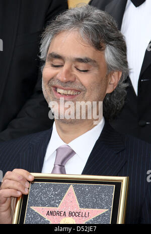 Le chanteur italien Andrea Bocelli assiste à la cérémonie d'Andrea Bocelli's nouvelle étoile sur le Hollywood Walk of Fame à Los Angeles, USA, 02 mars 2010. Photo : Hubert Boesl Banque D'Images