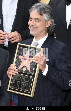 Le chanteur italien Andrea Bocelli assiste à la cérémonie d'Andrea Bocelli's nouvelle étoile sur le Hollywood Walk of Fame à Los Angeles, USA, 02 mars 2010. Photo : Hubert Boesl Banque D'Images