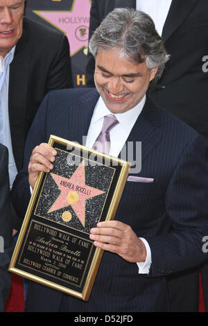 Le chanteur italien Andrea Bocelli assiste à la cérémonie d'Andrea Bocelli's nouvelle étoile sur le Hollywood Walk of Fame à Los Angeles, USA le 02 mars 2010. Photo : Hubert Boesl Banque D'Images