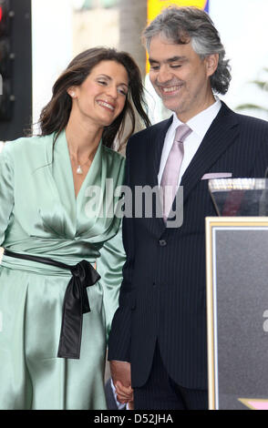 Le chanteur italien Andrea Bocelli et sa femme Veronica Berti assister à la cérémonie d'Andrea Bocelli's nouvelle étoile sur le Hollywood Walk of Fame à Los Angeles, USA le 02 mars 2010. Photo : Hubert Boesl Banque D'Images