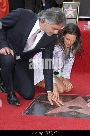 Le chanteur italien Andrea Bocelli et sa femme Veronica Berti assister à la cérémonie d'Andrea Bocelli's nouvelle étoile sur le Hollywood Walk of Fame à Los Angeles, USA le 02 mars 2010. Photo : Hubert Boesl Banque D'Images