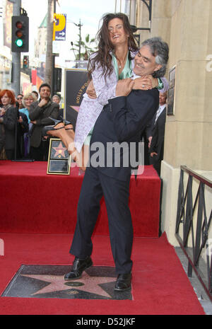 Le chanteur italien Andrea Bocelli et sa femme Veronica Berti assister à la cérémonie d'Andrea Bocelli's nouvelle étoile sur le Hollywood Walk of Fame à Los Angeles, USA le 02 mars 2010. Photo : Hubert Boesl Banque D'Images