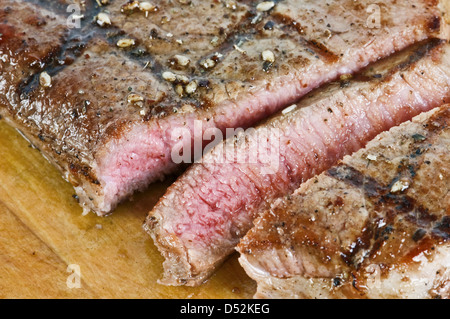 Rayures sur bois juteux steak table Banque D'Images
