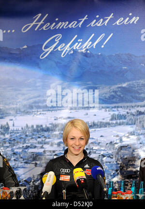 La biathlète Allemande Magdalena Neuner donne une interview lors d'une conférence de presse au cours de la réception dans sa ville natale Wallgau, Allemagne, 05 mars 2010. Neuner a remporté deux médailles d'or et une médaille d'argent aux Jeux Olympiques d'hiver de 2010 à Vancouver, Canada et est prévu sur une scène spécialement construit sur la place de la ville en fin d'après-midi. Photo : Tobias Hase Banque D'Images