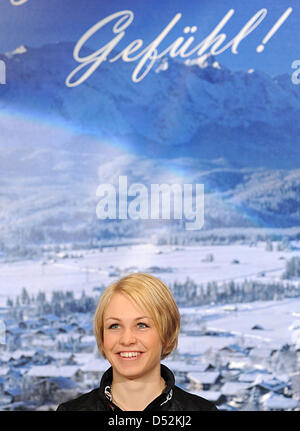 La biathlète Allemande Magdalena Neuner assiste donne une conférence de presse au cours de la réception dans sa ville natale Wallgau, Allemagne, 05 mars 2010. Neuner a remporté deux médailles d'or et une médaille d'argent aux Jeux Olympiques d'hiver de 2010 à Vancouver, Canada et est prévu sur une scène spécialement construit sur la place de la ville en fin d'après-midi. Photo : Tobias Hase Banque D'Images