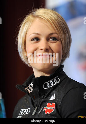 La biathlète Allemande Magdalena Neuner assiste donne une conférence de presse au cours de la réception dans sa ville natale Wallgau, Allemagne, 05 mars 2010. Neuner a remporté deux médailles d'or et une médaille d'argent aux Jeux Olympiques d'hiver de 2010 à Vancouver, Canada et est prévu sur une scène spécialement construit sur la place de la ville en fin d'après-midi. Photo : Tobias Hase Banque D'Images