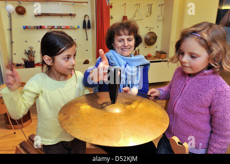 Professeur de musique Gudrun Mueske (C) et les enfants découvrez un instrument dans le son laboratoire de l'Haendel chambre à Halle/Saale, Allemagne, 27 janvier 2010. L'éducation musicale s'adresse aux enfants entre six et onze qui peuvent en apprendre davantage sur son, acustics et instruments. Photo : Hendrik Schmidt Banque D'Images