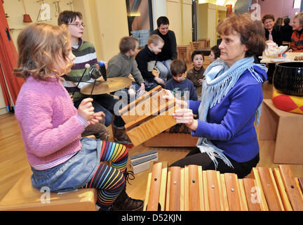 Professeur de musique Gudrun Mueske (R) et les enfants découvrez un instrument dans le son laboratoire de l'Haendel chambre à Halle/Saale, Allemagne, 27 janvier 2010. L'éducation musicale s'adresse aux enfants entre six et onze qui peuvent en apprendre davantage sur son, acustics et instruments. Photo : Hendrik Schmidt Banque D'Images