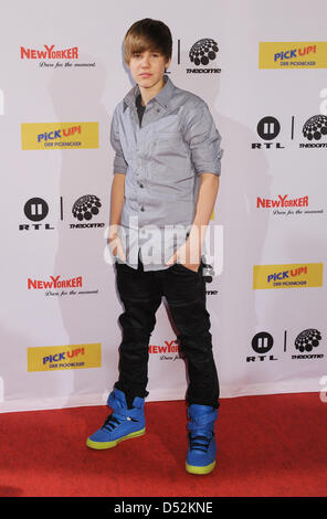 Le chanteur canadien Justin Bieber arrive à la music show 'Le Dôme 53' de télédiffuseur privé RTL II au Velodrom à Berlin, Allemagne, 05 mars 2010. L'émission sera diffusée le 21 mars 2010. Photo : BRITTA PEDERSEN Banque D'Images