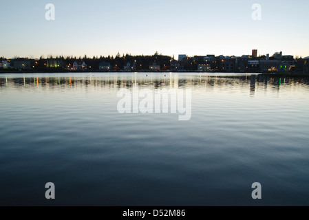 TjÜrnin lac au crépuscule, Reykjavik Banque D'Images