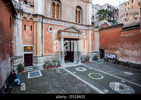 Basilique Santa Pudenziana à Rome, où le culte et les Philippins. Banque D'Images