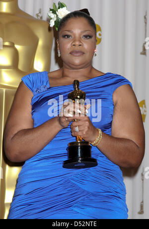 Actrice américaine Mo'Nique tient son Oscar à la 82e Conférence annuelle de l'Academy Awards au Kodak Theatre à Hollywood, USA, 07 mars 2010. Mo'nique a remporté l'Oscar de la Meilleure Actrice pour sa performance dans 'Precious : D'après le roman 'Push' by Sapphire". Les oscars sont attribués pour les efforts individuels ou collectifs en cinématographie dans jusqu'à 25 catégories. Photo : HUBERT BOESL Banque D'Images