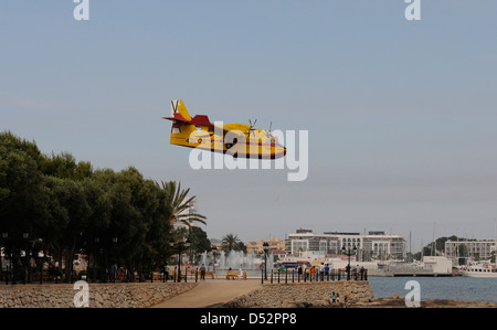 Un extincteur, avion Canadair, les approches à l'autre pour aller chercher l'eau Banque D'Images