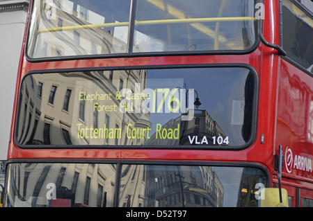 London bus rouge dans le Strand London England Banque D'Images