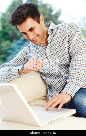 Man relaxing using laptop Banque D'Images