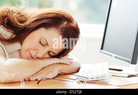 Femme endormie au travail Banque D'Images