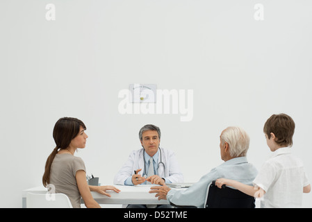 Doctor with senior patient et sa famille Banque D'Images