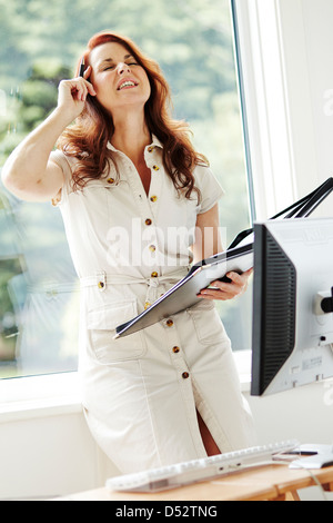 Femme a souligné in office Banque D'Images