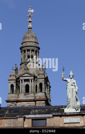 La statue néo-classique Italia by Alexander Stoddart au-dessus du centre italien, Ingram Street, centre-ville de Glasgow, Écosse, Royaume-Uni Banque D'Images